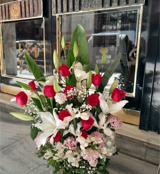 Canasto de Lilium y Rosas