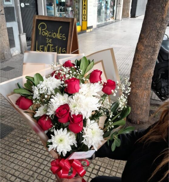 Ramo de Rosas con Sanvicentes Blancos