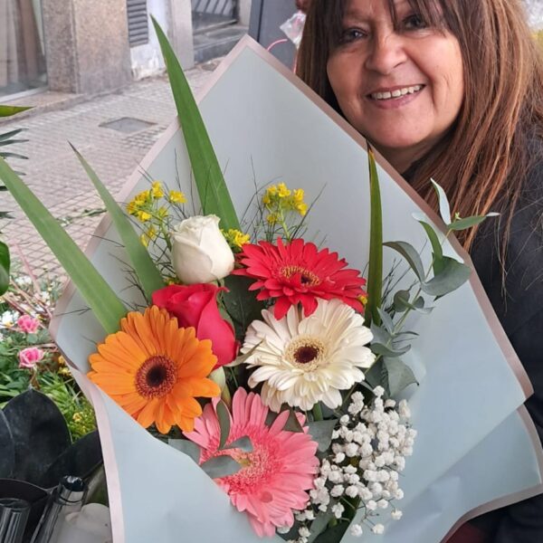 RAMO GERBERAS Y ROSAS